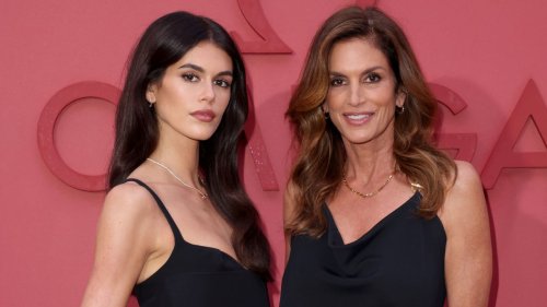 Ist Kaia Gerbers No-Pants-Lingerie-Look eine Hommage an diesen Look von Mutter Cindy aus den 90ern? Seht selbst