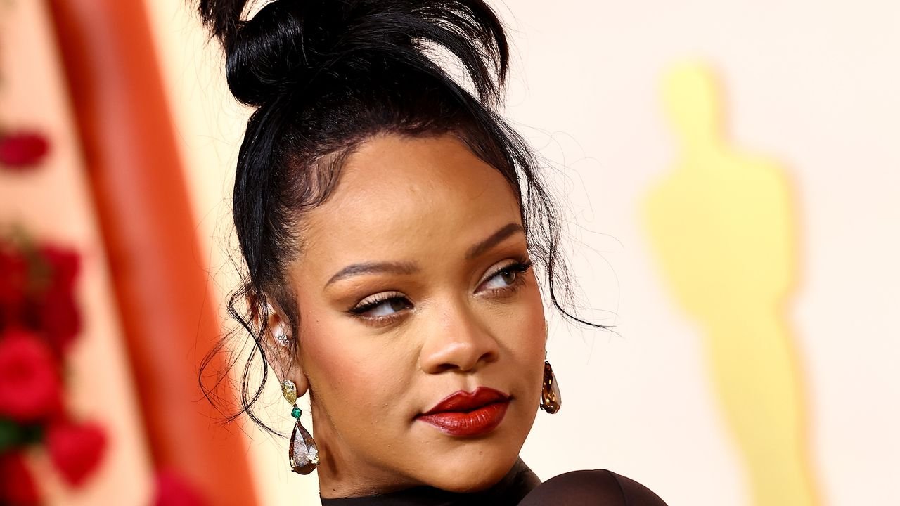 Rihanna trägt die "unordentlichste" Frisur bei den Oscars 2023 – und macht "Peekaboo Hair" zum Trend