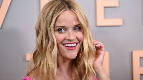 Reese Witherspoon trägt das perfekte Weihnachtsoutfit für Minimalist:innen – und Nachstylen geht ganz leicht