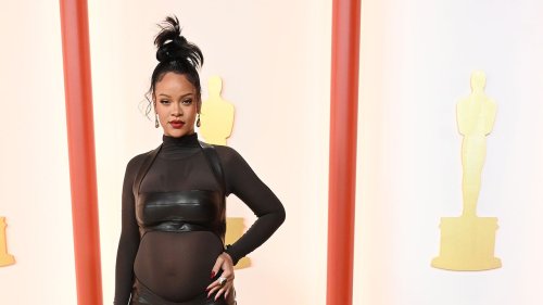 Rihanna singt “Lift Me Up” live bei den Oscars 2023 und zollt Chadwick Boseman Tribut