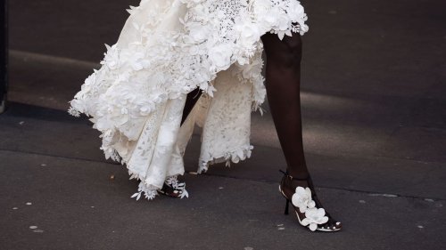 "Flower Sandals" sind offiziell der schönste Schuhtrend für den Sommer 2025 – shoppe die Statement-Pieces jetzt nach