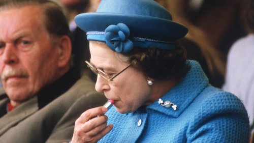 Queen Elizabeth benutzte ihren Lippenstift, um dieses geheime Signal zu senden – und es ist wirklich genial