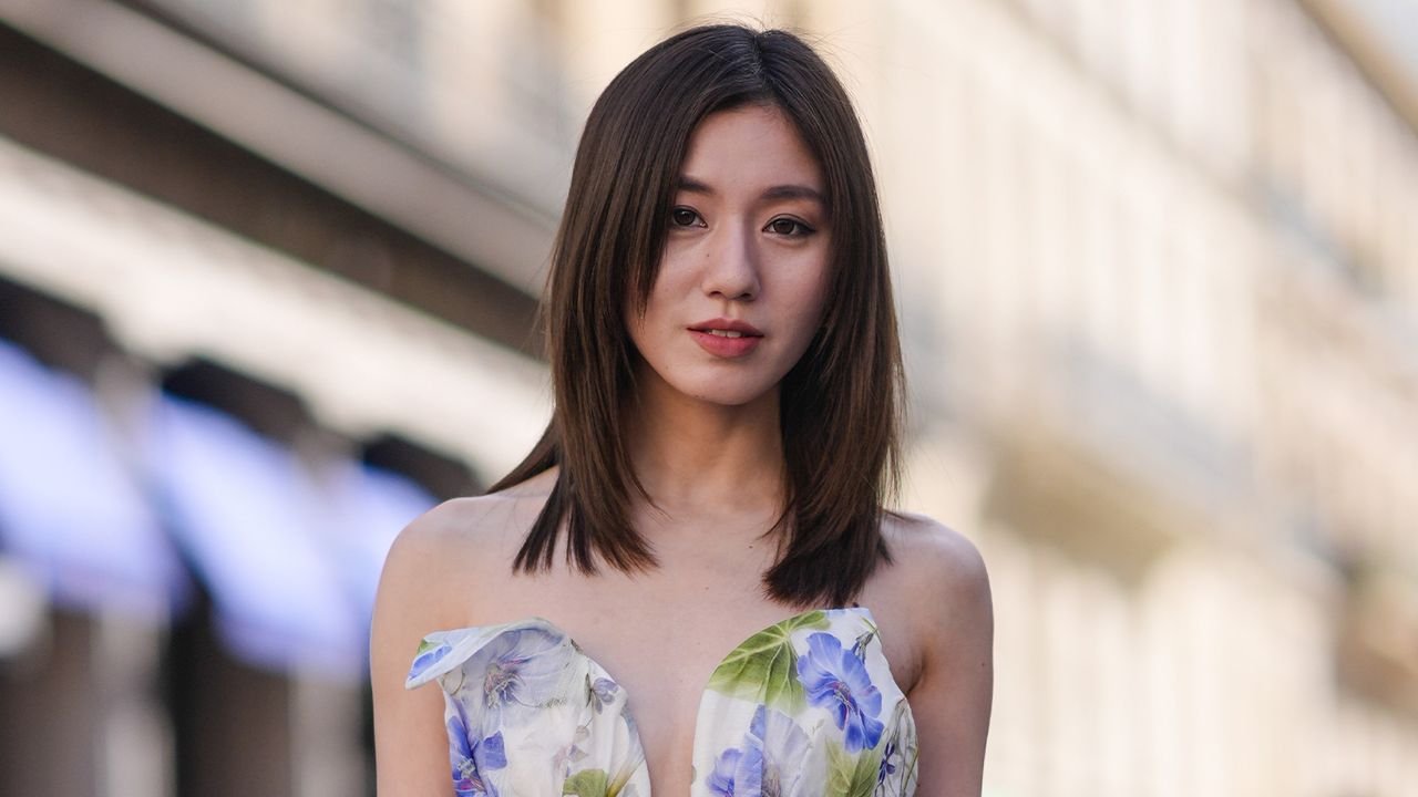 In vs. out: Diese 3 Midi-Frisuren sind im Sommer 2025 out – stattdessen tragen wir mittellanges Haar jetzt so