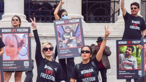 Jina Mahsa Amini Todestag: Darum ist die “Frau Leben Freiheit”-Bewegung in Iran und darüber hinaus immer noch so aktuell und wichtig