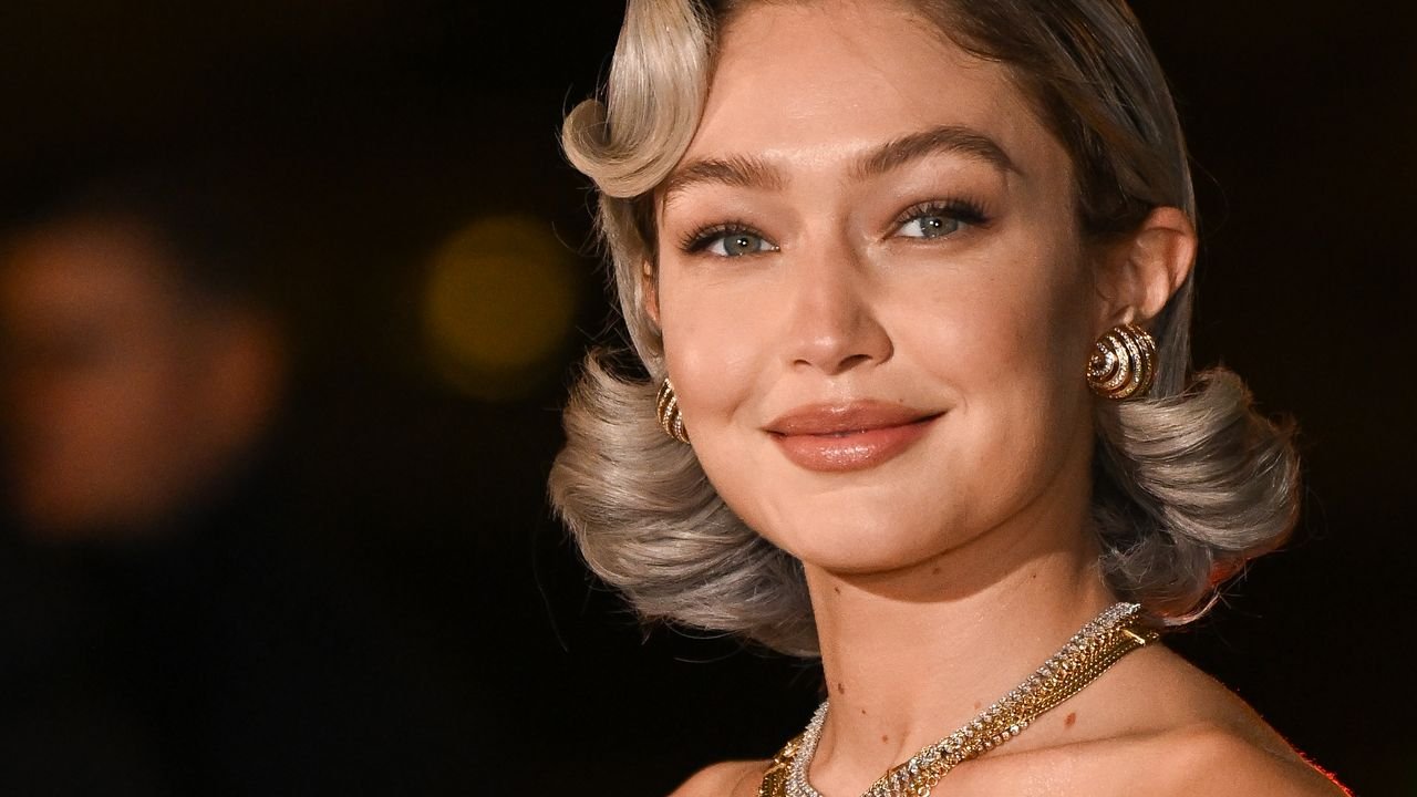 Gigi Hadid mit neuer Haarfarbe: Ihr “Silver Tequila”-Blond ist einer der elegantesten Haarfarben-Trends 2025