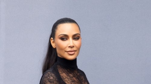 Kim Kardashian stylt bei der Paris Fashion Week – absichtlich – einen der größten Fashion-Fauxpas schlechthin