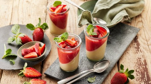 Leckeres Frühlingsrezept: Mandel-Panna-Cotta mit Erdbeeren im Glas