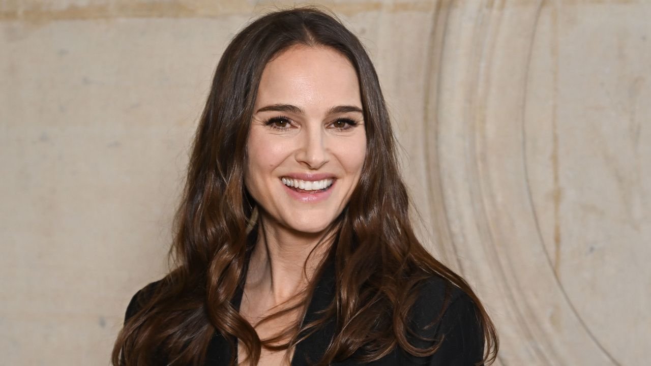 Natalie Portmans Kleid bei der Dior-Show in Paris setzt auf einen der Dress-Trends für den Frühling – seht hier den Look