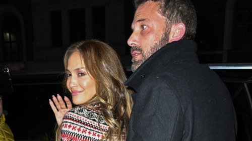 Jennifer Lopez hat gerade einen Weihnachtspulli und einen Naked-Rock für ihr Date mit Ben Affleck getragen