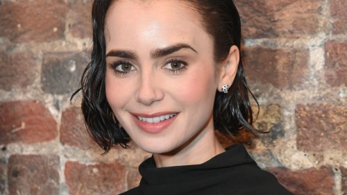 Lily Collins trägt immer wieder diesen Basic-Pullover, auf den auch im Frühling alle Best-Dressed-Modeprofis schwören – shoppe ihn jetzt nach