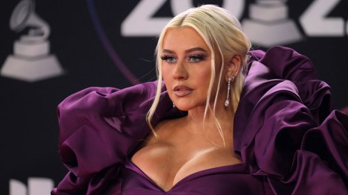 Christina Aguilera ist der nächste Star, der den Strumpfhosen-statt-Hose-Look testet – seht hier die Bilder