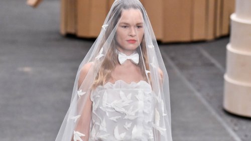 Gesichtet bei Chanel: Wird das DER anti-klassische Hochzeitskleid-Trend für 2023?!
