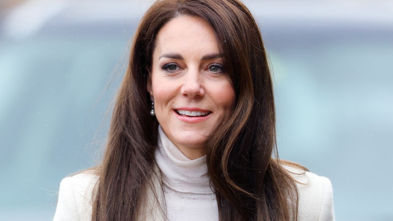 Prinzessin Kate trägt den Anti-Minirock-Klassiker, der zeitlos und trendy zugleich ist – shoppe ihn jetzt nach