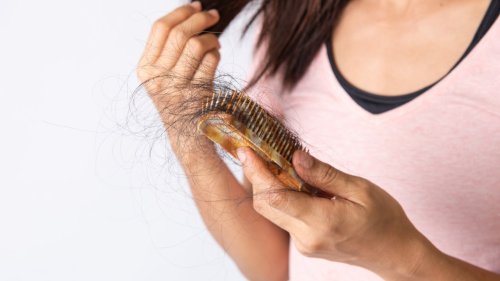 Haarausfall nach Corona: Wie du ihn erkennst und was du laut Experten dagegen tun kannst