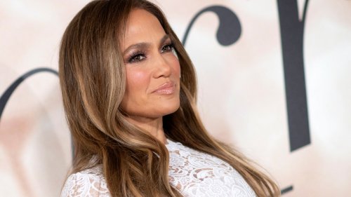 Jennifer Lopez verleiht mit diesem genialen Twist dem “Cord Knot Bun” ein edles Upgrade für die Festtage