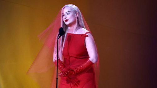 Kim Petras schreibt Grammy Geschichte als erste Trans-Frau-Gewinnerin – seht hier ihre emotionale Rede
