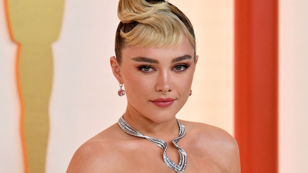 Florence Pugh kombiniert bei den Oscars 2023 Hotpants zu ihrer dramatisch geschlitzten Ballrobe – und der Stilbruch ist genial
