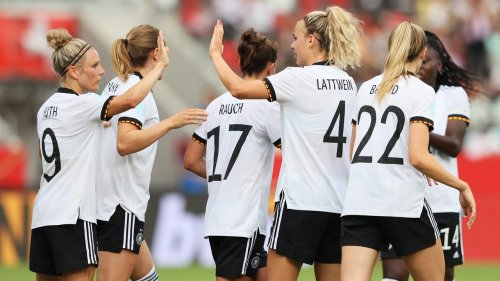 Fußball-EM 2022: Warum es längst überfällig ist, dass Fußballerinnen genauso behandelt, gehypt und gefeiert werden wie ihre männlichen Kollegen