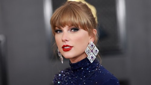 Taylor Swift zeigt sich mit Naturlocken – und wir lieben die lässige Frisur an der Sängerin