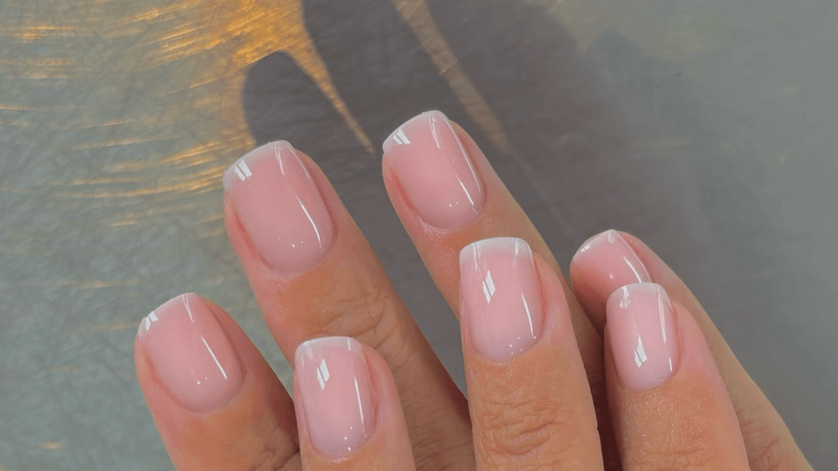 “Apricot French”-Nails sind im Frühling 2025 die (!) neue Trend-Variante der klassischen Maniküre – und extra minimalistisch