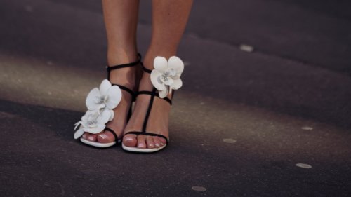 "Flower Sandals" sind offiziell der schönste Schuhtrend für den Sommer 2025 – shoppe die Statement-Pieces jetzt nach