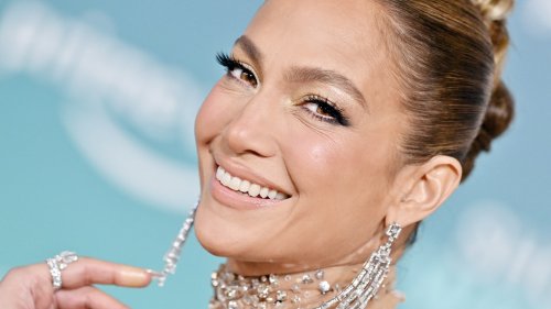 Jennifer Lopez setzt 2023 auf diesen Pullover-Trend, der garantiert immer gute Laune macht (ja, auch an grauen Wintertagen)