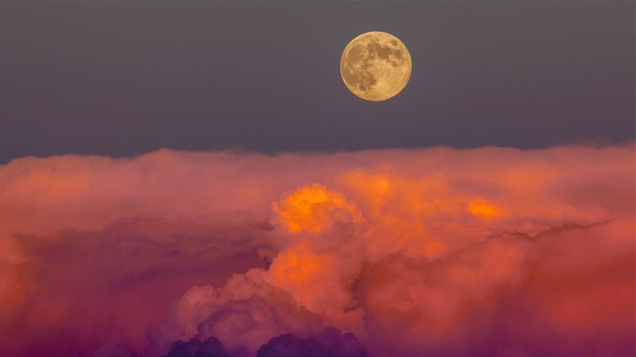 Vollmond im April 2025: Wie dieser Pink Moon Beziehungsfragen lösen (und erhellen) kann