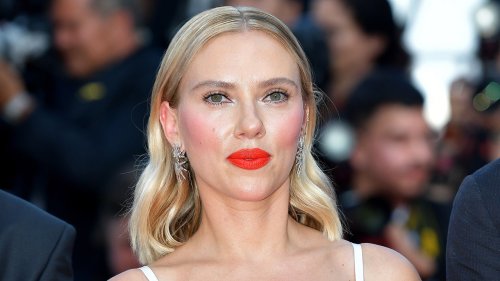 Scarlett Johansson zeigt ihr Rücken-Tattoo auf dem roten Teppich beim Cannes Film Festival 2023 – und es ist viel größer, als wir dachten
