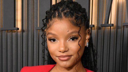 Halle Bailey mit seitlichen Pferdeschwanz: Seht hier ihren “Twisted Side Ponytail”