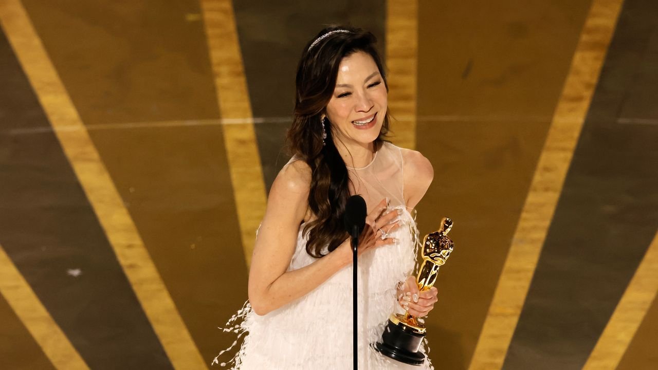 Oscars 2023: Michelle Yeoh gewinnt den Oscar als “Beste Hauptdarstellerin” – und schreibt damit Geschichte