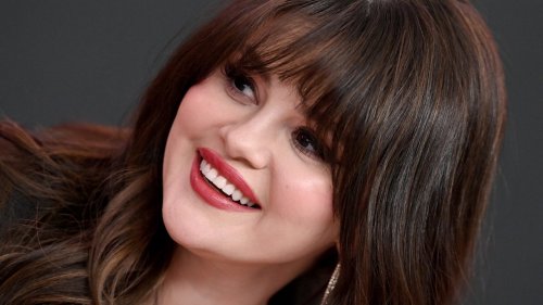 Selena Gomez zeigt: 2024 tragen wir die klassische French Manicure mit diesem angesagten Trend-Twist