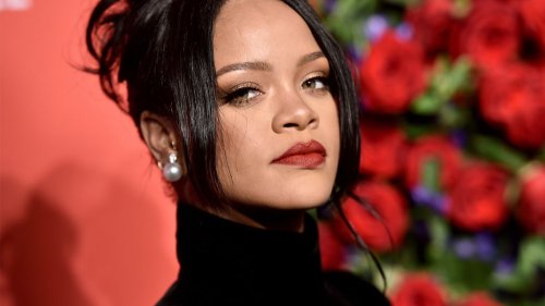 Rihanna trägt goldblondes Haar und ist die Muse von “J’adore Dior” – seht hier das neue Kampagnen-Video