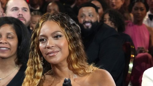 Beyoncé kam viel zu spät zu den Grammys 2023 – aber ihr Look war das Warten mehr als wert!