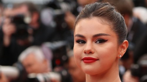 Selena Gomez ha llevado al Festival de Cannes 2019 el conjunto de crop top y falda larga que viste más que un vestido rojo y hace lookazo con sandalias de una tira plateadas