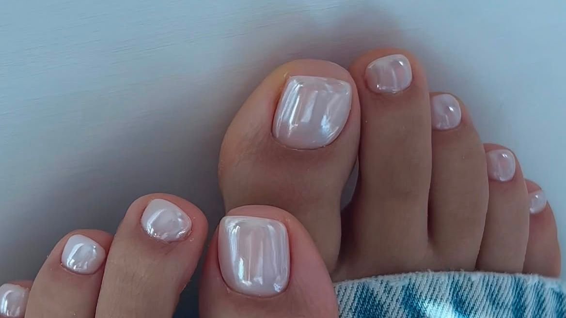 The powder pedicure is the prettiest nail trend for toes