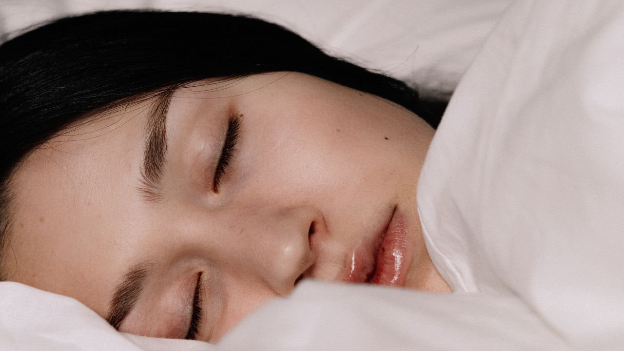 The genius heatwave sleep hacks I rely on when my bedroom is an unofficial sauna