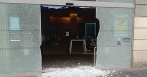 Glasgow Argyle Street bank door smashed open by thugs in early morning incident
