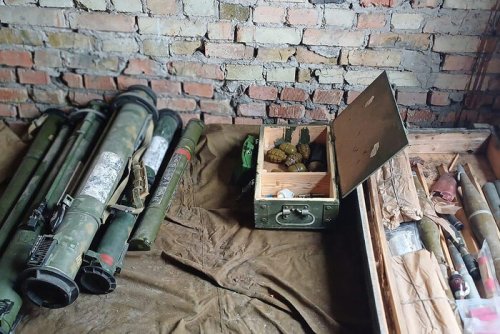 Поблизу Києва виявлено схрон зброї РФ: деталі (фото)