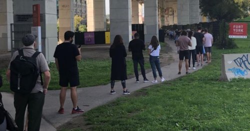 Long lineups seen outside some Toronto polling stations on election day - Toronto | Globalnews.ca