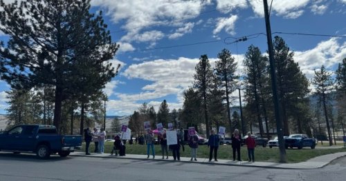 BC Nurses Union members rally for better working conditions in Merritt, B.C.
