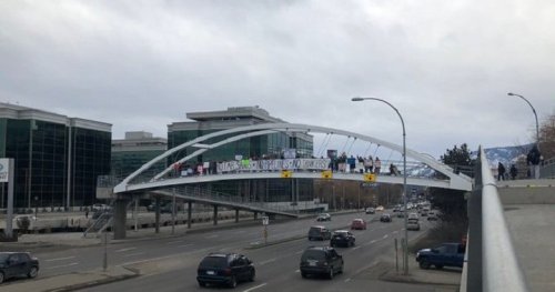 Wet’suwet’en solidarity protest reaches Okanagan; protesters gather on Kelowna overpass