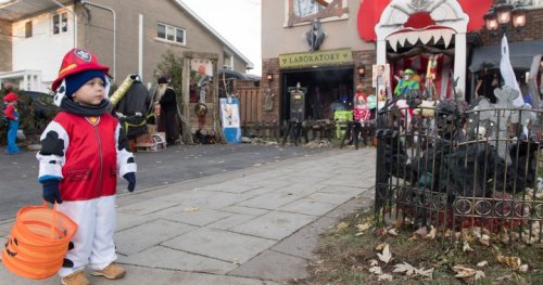 Kids asked not to yell ‘trick-or-treat’ as part of Quebec’s pandemic Halloween rules