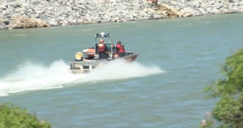 3 rescued from Calgary’s Bow River after being thrown from raft - Calgary | Globalnews.ca