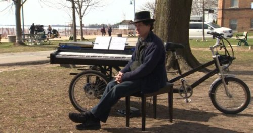 Toronto piano-bike man delights passersby with impromptu outdoor concerts