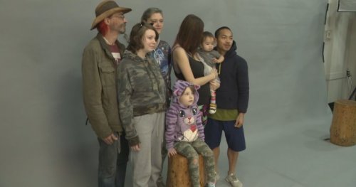 Charity offers free family photos for those in Vancouver’s Downtown Eastside