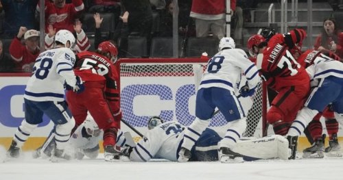 Marner extends point streak to 17 games, Leafs top Wings 4-2