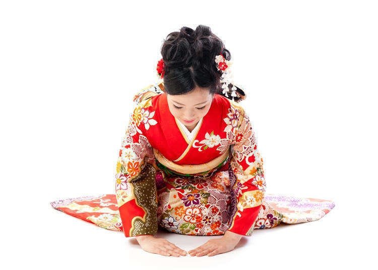 Bowing in Japan: Japanese Etiquette Tips (With Video)