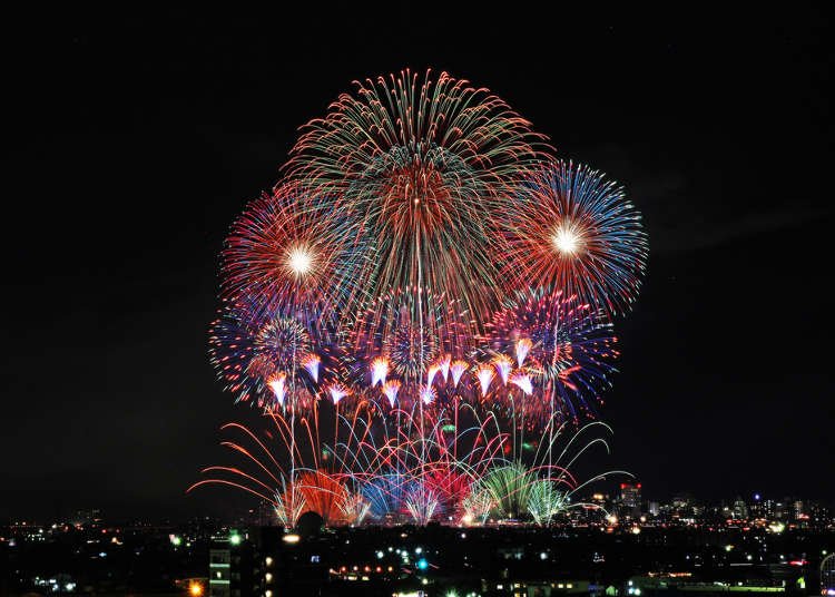 'Like Flowers Blooming at Night' Expats Reveal 5 Surprising Things About Japanese Fireworks Festivals