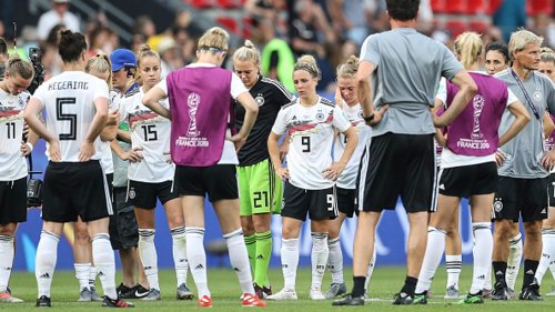 DFB-Frauen: Bundestrainerin Martina Voss-Tecklenburg wehrt sich gegen Kritik