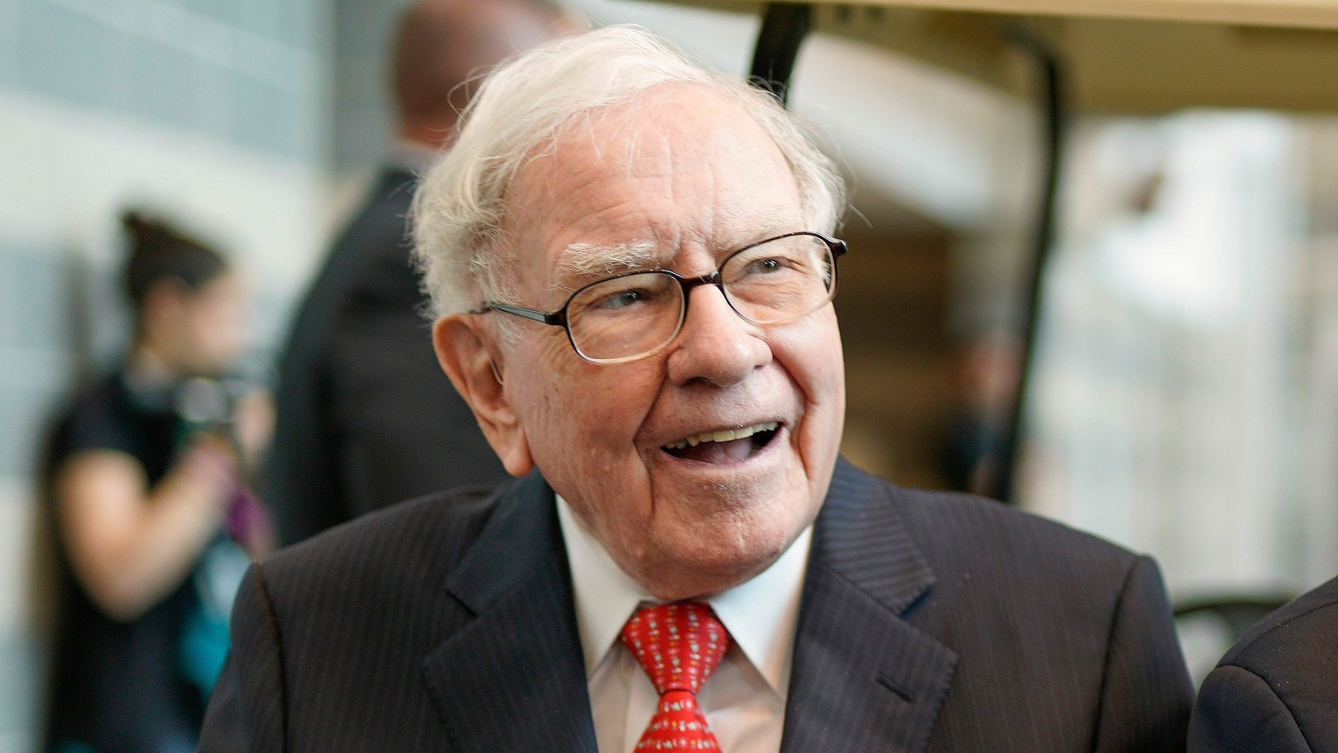 Warren Buffett: 10 Saving and Investing Tips for Retirees